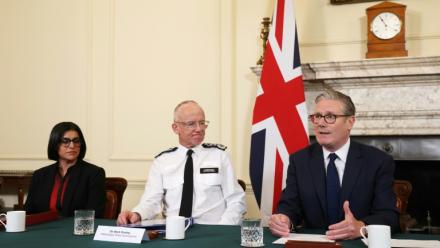 Le Premier ministre britannique Keir Starmer (D) en conférence de presse avec la ministre de l'Intérieur Shabana Mahmood (G) et le commissaire de la POlice métropolitaine Mark Rowley (C) à Londres le 30 avril 2026