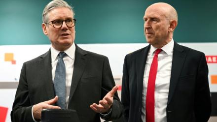 Le Premier ministre britannique Keir Starmer (à gauche) et le secrétaire à la Défense John Healey lors d'une rencontre avec des apprentis de l'entreprise aérospatiale BAE system, à Barrow-in-Furness, dans le nord-ouest de l'Angleterre, le 20 mars 2025