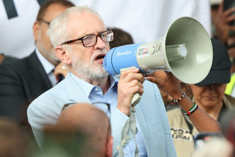 L'ancien chef du Labour britannique Jeremy Corbyn participe à une manifestation devant les grilles de Downing Street, dans le centre de Londres, le 9 septembre 2025