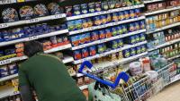 Un client dans un supermarché à Aylesbury, le 15 août 2023 au Royaume-Uni
