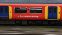Un train de la compagnie ferroviaire South Western Railway à la gare de Clapham Junction, à Londres, le 20 mai 2021