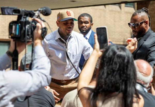 Le chanteur américain Chris Brown quitte les lieux après avoir assisté à une audience à la Southwark Crown Court de Londres, en Angleterre, le 24 juillet 2026
