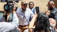 Le chanteur américain Chris Brown quitte les lieux après avoir assisté à une audience à la Southwark Crown Court de Londres, en Angleterre, le 24 juillet 2026
