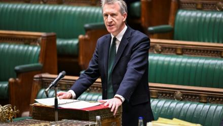 Photo diffusée par le Parlement britannique montrant Dan Jarvis, ministre en charge de la Sécurité, faisant une déclaration concernant une "alerte d'espionnage' émise par le MI5, le service de renseignement intérieur britannique, à la Chambre des communes à Londres, le 18 novembre 2025