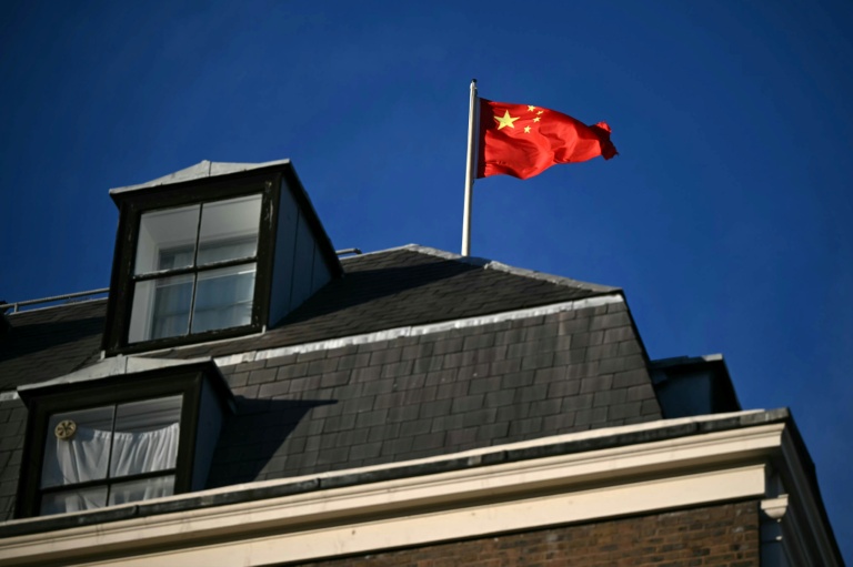 Un drapeau chinois sur le toit de l'ambassade de Chine à Londres, le 18 novembre 2025