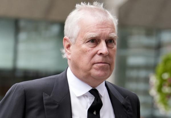 Le prince Andrew, duc d'York, arrive pour assister à une messe de Requiem, un service funèbre catholique, pour feu Catherine, duchesse de Kent à la cathédrale de Westminster, le 16 septembre 2025 à Londres