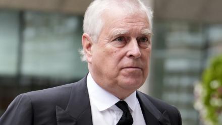 Le prince Andrew, duc d'York, arrive pour assister à une messe de Requiem, un service funèbre catholique, pour feu Catherine, duchesse de Kent à la cathédrale de Westminster, le 16 septembre 2025 à Londres