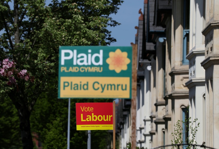 Des affiches du Plaid Cymru et du Labour Party à Cardiff, au pays de Galles, le 23 avril 2026