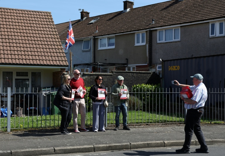 Des militants du Labour dans la banlieue de Llanrumney, près de Cardiff, au Pays de Galles, le 23 avril 2026