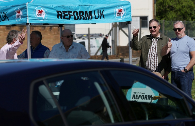 Des militants du parti Reform à Merthyr Tydfil, au Pays de Galles, le 24 avril 2026, pendant la campagne électorale 