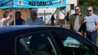 Des militants du parti Reform à Merthyr Tydfil, au Pays de Galles, le 24 avril 2026, pendant la campagne électorale 