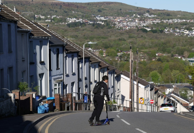 Un passant à Merthyr Tyfdil, au Pays de Galles, le 24 avril 2026