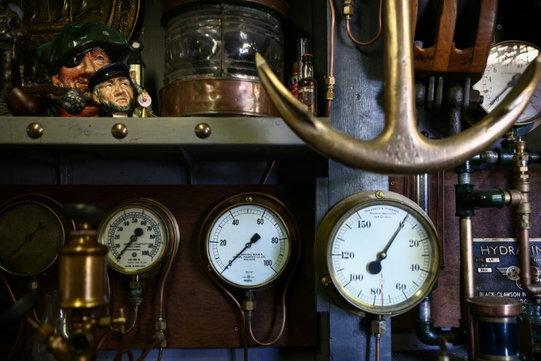 Le décor de l'abri de jardin de Peter McLaughlin, reonstituant une chaufferie de navire, à l'arrière de sa maison à Londres, le 31 juillet 2026