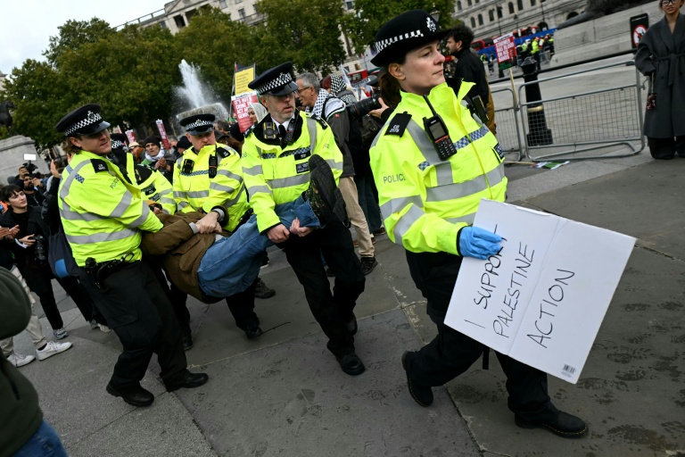 Des policiers arrêtent un manifestant lors d'un rassemblement de soutien au groupe Palestine Action, le 4 octobre 2025 à Londres