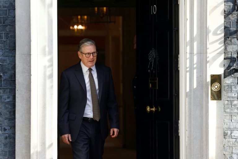 Le Premier ministre Keir Starmer, sortant du 10 Downing Street, Londre, le 4 avril 2026