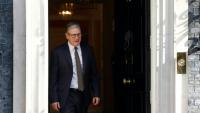 Le Premier ministre Keir Starmer, sortant du 10 Downing Street, Londre, le 4 avril 2026