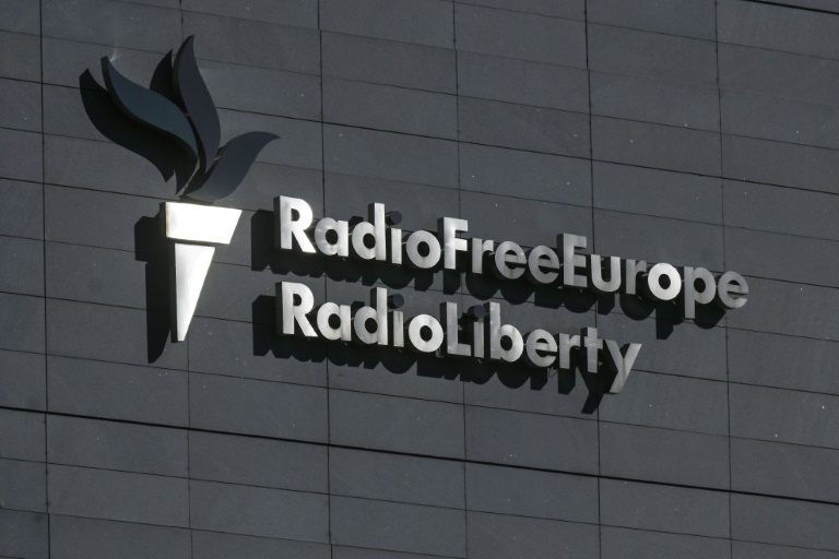 Le logo des radios internationales américaines Radio Free Europe/Radio Liberty, le 18 mars 2025 à Prague