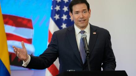 Le secrétaire d'Etat américain Marco Rubio tient une conférence de presse lors d'une cérémonie de signature d'accords bilatéraux avec le président colombien Abelardo de la Espriella (hors-champ) à Barranquilla, en Colombie, le 8 septembre 2026