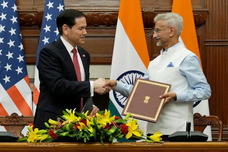 Le secrétaire d'État américain Marco Rubio (g) et le ministre indien des Affaires étrangères Subrahmanyam Jaishankar se serrent la main après la signature d'un protocole d'accord à New Delhi, le 26 mai 2026
