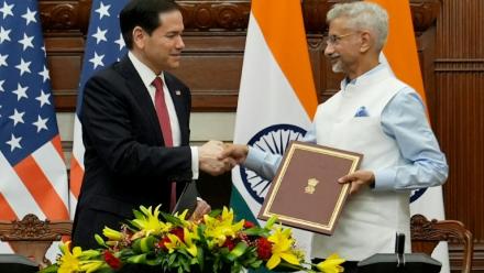 Le secrétaire d'État américain Marco Rubio (g) et le ministre indien des Affaires étrangères Subrahmanyam Jaishankar se serrent la main après la signature d'un protocole d'accord à New Delhi, le 26 mai 2026

