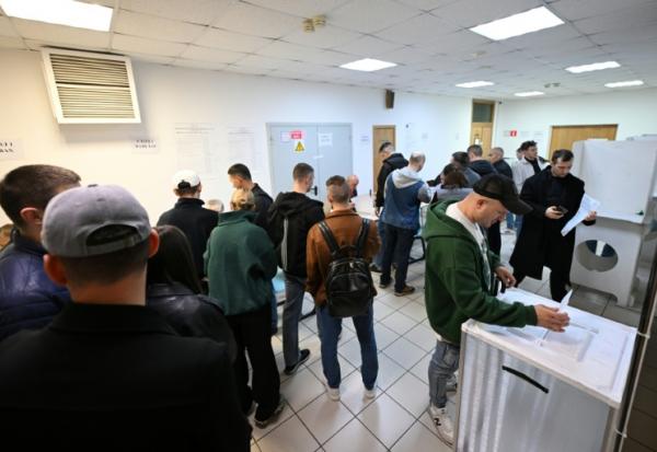 Des électeurs attendent dans un bureau de vote à Moscou, le 18 septembre 2026, pour participer aux élections législatives russes