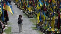 Une femme dans un cimetière militaire de la ville ukrainienne de Lviv le 1er juin 2023