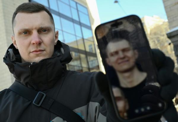 L'ex-soldat ukrainien Iaroslav Roumiantsev, montre une photo de lui durant sa captivité dans une prison russe. Kiev, 2 février 2026