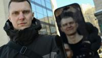 L'ex-soldat ukrainien Iaroslav Roumiantsev, montre une photo de lui durant sa captivité dans une prison russe. Kiev, 2 février 2026