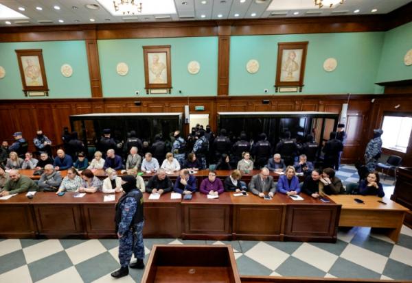 Les accusés, soupçonnés d'implication dans l'attentat perpétré en 2024 à la salle de concert Crocus City Hall, dans des box vitrés avant l'annonce de leur verdict par un tribunal de Moscou, le 12 mars 2026