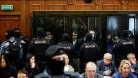 Les accusés, soupçonnés d'implication dans l'attentat perpétré en 2024 à la salle de concert Crocus City Hall, dans des box vitrés avant l'annonce de leur verdict par un tribunal de Moscou, le 12 mars 2026