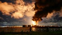 Un terminal pétrolier en flammes à Saint-Pétersbourg après des attaque de drones ukrainiens, le 18 octobre 2026 en Russie