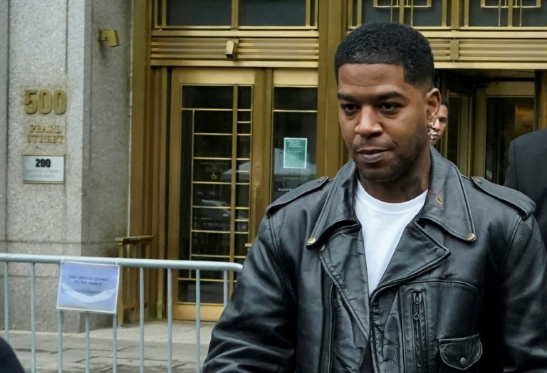 Le rappeur Kid Cudi à sa sortie du tribunal de Manhattan où il a témoigné dans le procès de P. Diddy le 22 mai 2025.