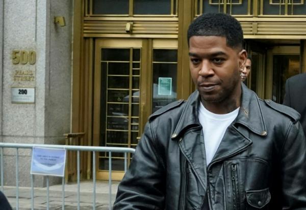 Le rappeur Kid Cudi à sa sortie du tribunal de Manhattan où il a témoigné  dans le procès de P. Diddy le 22 mai 2025. 