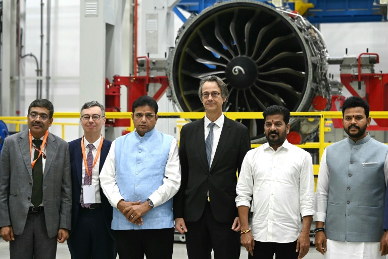 Le directeur général de Safran Olivier Andriès, au centre devant un moteur Leap, à Hyderabad, en Inde, le 26 novembre 2025