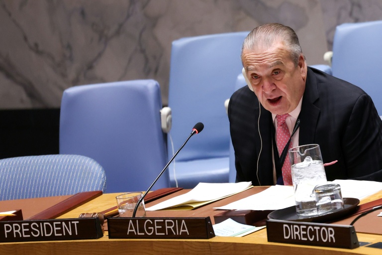 L'ambassadeur algérien auprès de l'ONU, Amar Bendjama, lors d'une réunion du Conseil de sécurité des Nations Unies au siège de l'ONU, le 16 janvier 2025 à New York