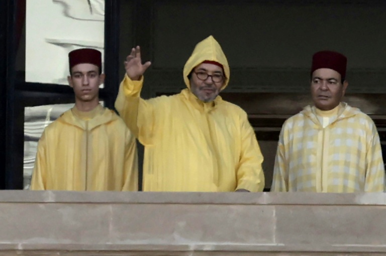 Le roi du Maroc Mohammed VI (c), accompagné de son fils, le prince héritier Moulay Hassan (g), apparaît sur le balcon du siège du Parlement à Rabat, le 10 octobre 2025