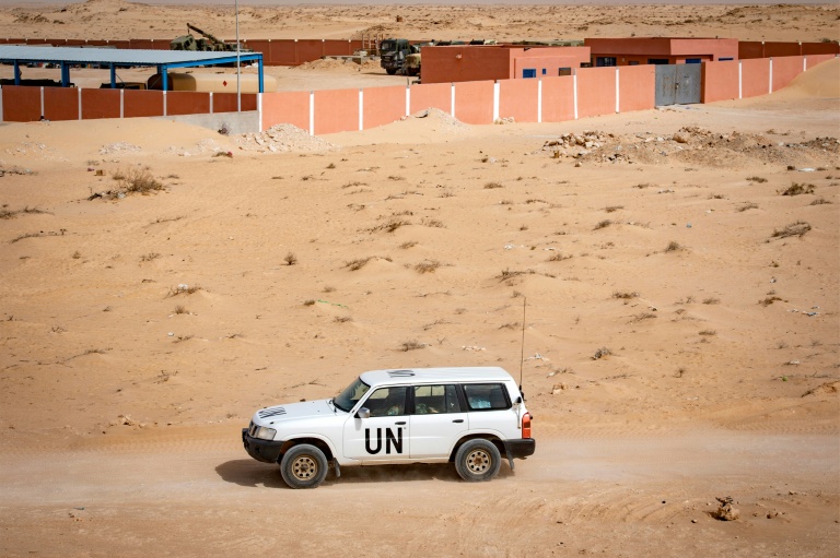Un véhicule de la mission de maintien de la paix de l'ONU au Sahara occidental (Minurso) circule du côté marocain du point de passage frontalier entre le Maroc et la Mauritanie à Guerguerat, au Sahara occidental, le 25 novembre 2020