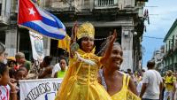 Une fidèle brandit une poupée représentant la Vierge de la Charité, dans la religion catholique, et Oshun dans la religion yoruba, lors de la traditionnelle procession en leur honneur, à La Havane, le 8 septembre 2026