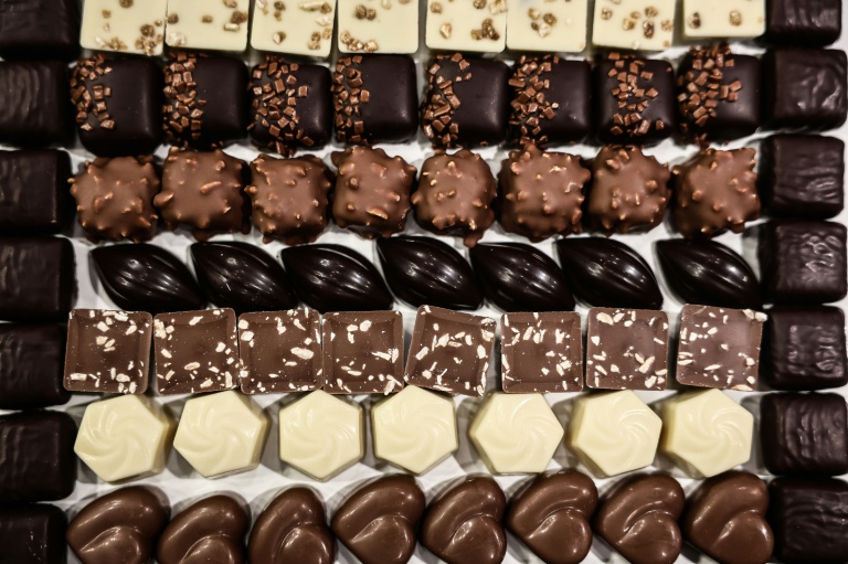 Des chocolats exposés sur un stand du 30e Salon du Chocolat à Paris, le 28 octobre 2025