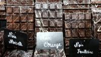 Des tablettes de chocolat exposées sur un stand du 30e Salon du Chocolat à Paris, le 28 octobre 2025