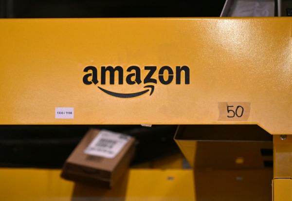 Le Syndicat de la librairie française (SLF) ne participera pas à l'édition 2026 du Salon du livre de Paris, a-t-il annoncé lundi, dénonçant le partenariat entre le festival et le géant américain du e-commerce Amazon