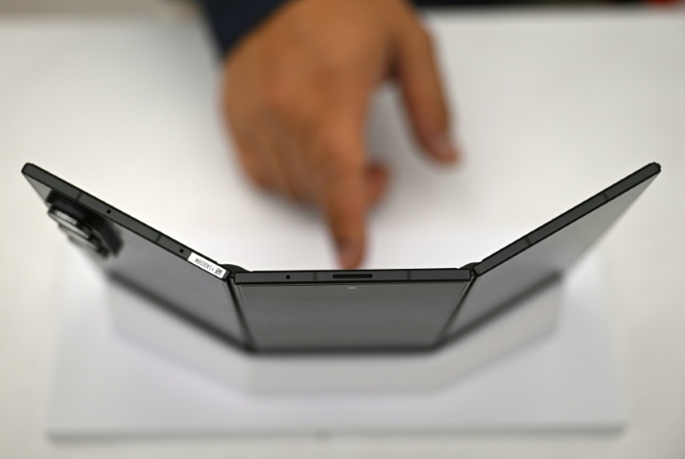 Un visiteur touche le Galaxy Z TriFold, un téléphone de Samsung pliable en trois, le 2 décembre 2025 à Séoul