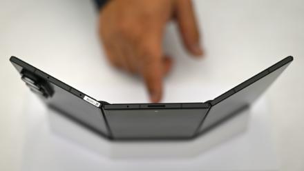 Un visiteur touche le Galaxy Z TriFold, un téléphone de Samsung pliable en trois, le 2 décembre 2025 à Séoul