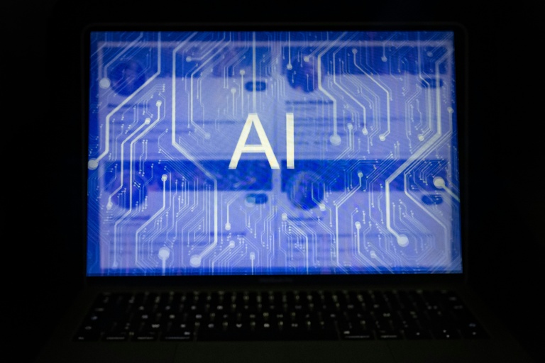 Les HBM (High Bandwidth Memory, ou mémoire à très haute bande passante) offrent une bande passante bien supérieure à celle des puces mémoire conventionnelles, un avantage crucial pour l'entraînement et l'exécution des modèles d'IA