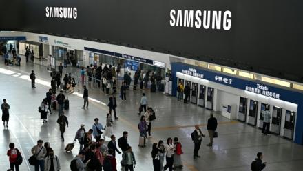 Un grand écran affiche le logo de Samsung dans une gare de Séoul, le 30 avril 2026