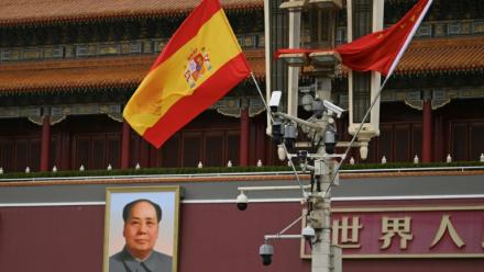 Le drapeau espagnol flotte devant le portrait de l'ancien dirigeant communiste chinois Mao Zedong à  Tiananmen à l'occasion de la visite du Premier ministre espagnol Pedro Sanchez à Pékin, le 13 avril 2026