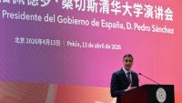 Le Premier ministre espagnol Pedro Sanchez prononce un discours à l'université Tsinghua de Pékin, le 13 avril 2026