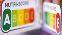 Un étiquetage "Nutri-score" sur une boîte de biscuits, à Paris, le 10 mars 2025