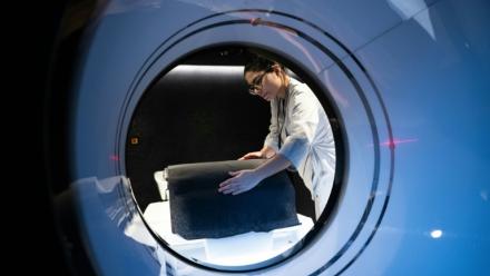 Une technicienne en radiologie médicale, travaille dans la salle de "tomographie volumique à faisceau conique" (CBCT) du centre médical Zoï, une start-up proposant des bilans de santé personnalisés à Paris, le 24 février 2026