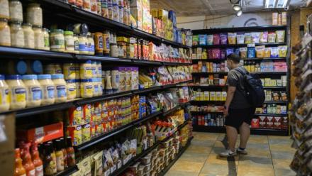 Une personne fait ses courses dans un supermarché à New York le 13 juillet 2022